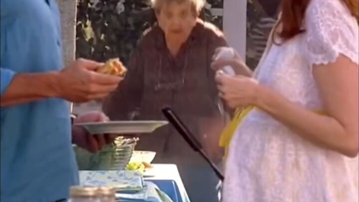 Điều gì đã khiến bà cụ giật mình?