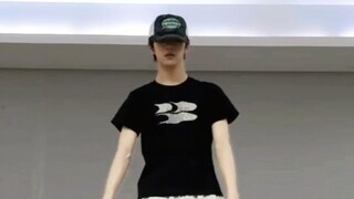 [Zhang Hanrui] Wow, it's been a while since I last saw that dance video! It's so cool...