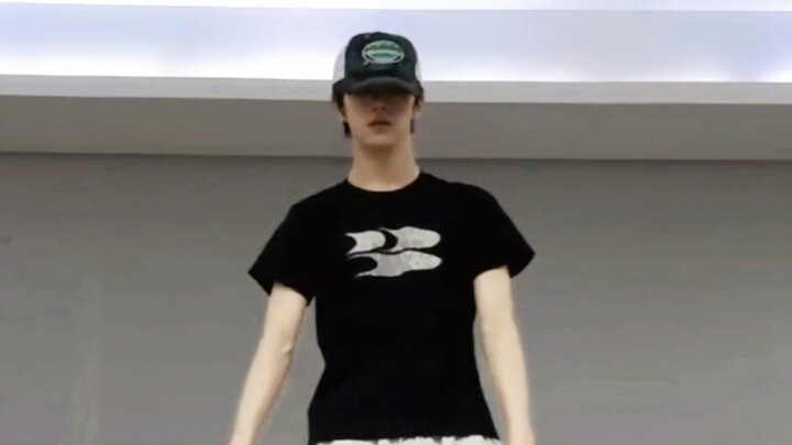 [จางฮั่นรุ่ย] ว้าว นานมากแล้วที่ฉันไม่ได้ดูวิดีโอเต้นนั่น! เจ๋งมากเลย...