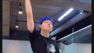 [金在奂ditto舞蹈]瞧瞧这傲娇的样子，塌塌想笑就大声笑呗，我们又不是没听过←_←