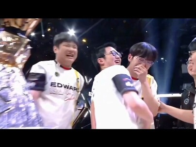 When everyone thought KangKang would be the one to lift the trophy, he first went to hug his teammat