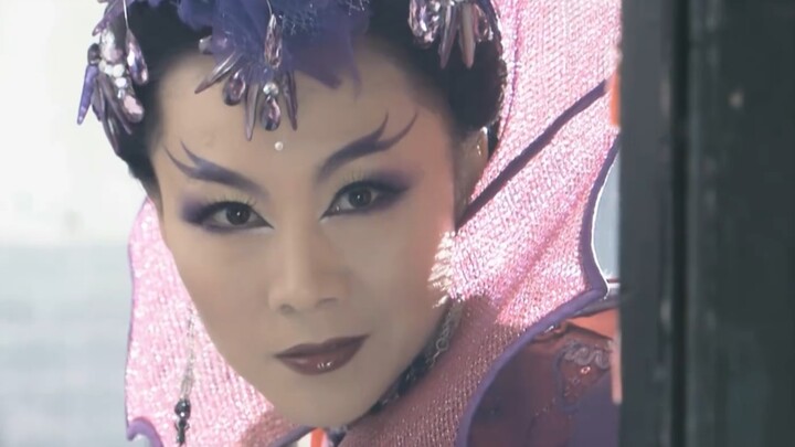 إنها لا تفهم كيف يكافئ الناس اللطف، كل ما تعرفه هو أن اللطف يجب أن يُقابل بالمكافأة.