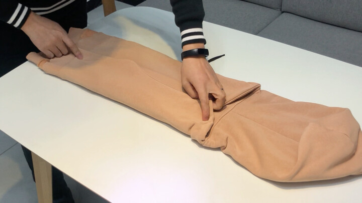 مُنظِّمة تُعلِّمك طريقة طي وتخزين سترات الهودي والياقة المستديرة