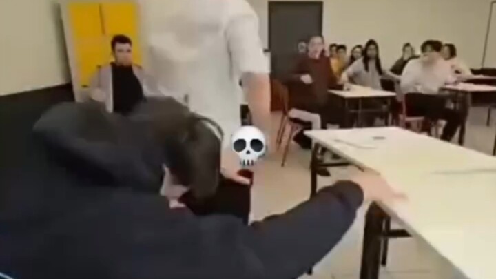 Nếu ngài không hiểu đạo lý, tại hạ cũng có chút võ nghệ.