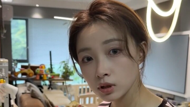 Istri tidak hanya membantu saya mencuci piring, tetapi juga memasakkan iga untuk saya