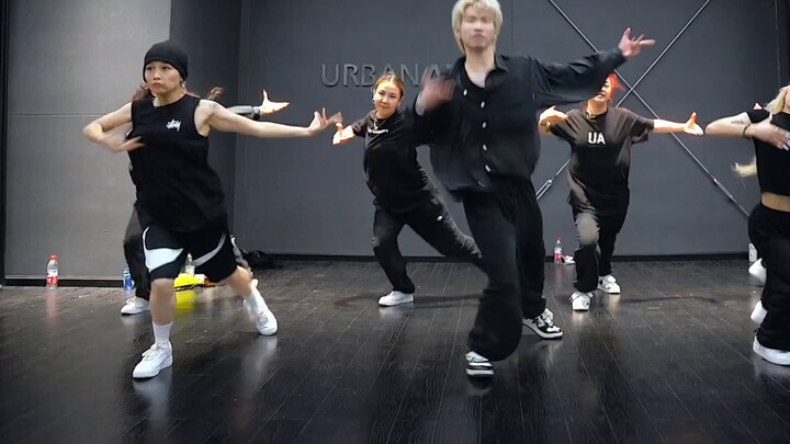 J-SAN ออกแบบท่าเต้น "Rose Boy" ของโจลิน ไช่