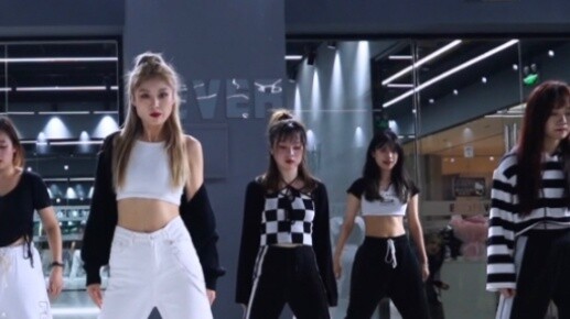 【FEVER】Bài hát trở lại mới nhất của EVERGLOW Cảnh disco quy mô lớn của cướp biển