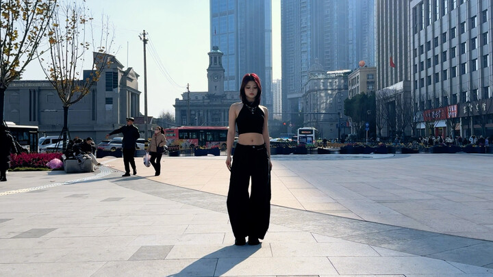 Sudah lama tak ada take tunggal di jalanan ala LikeJennie versi MMA—gaya karismatiknya benar-benar m