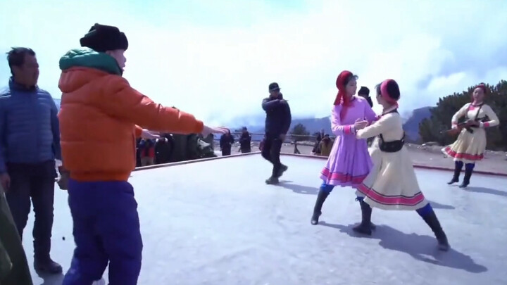 Trong khúc nhạc không thấy bóng người, trên sông chỉ có vài ngọn núi xanh.