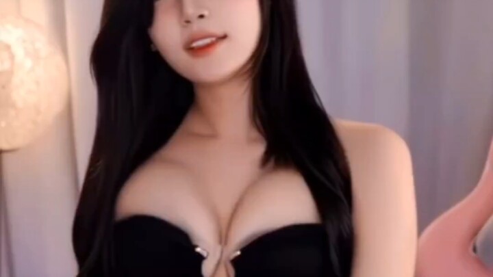 Korean BJ Hustling on the Dance Floor