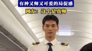 Seorang wanita naik pesawat dan bertemu pramugara yang sedang melakukan demonstrasi, benar-benar pun