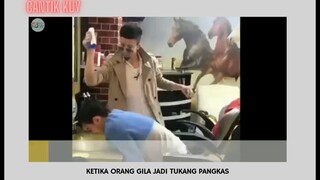 Orang Gila Jadi Tukang Pangkas