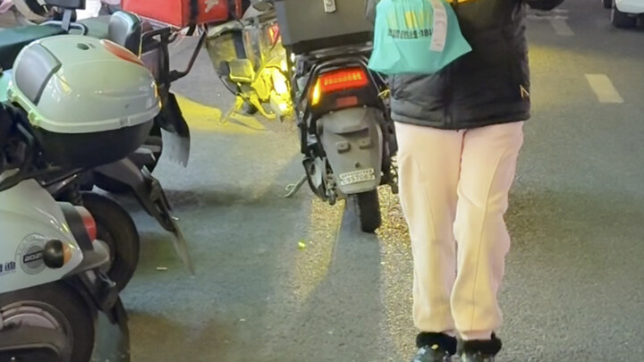 Setelah pintu tertutup, air mataku pun jatuh. Aku berusaha sekuat tenaga melindungimu dari badai, ta