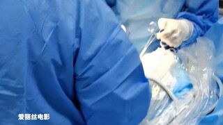 أنفقت امرأة 30 ألف يوان على جراحة الجفن المزدوج، لكن الطبيب قام بخياطة مقلة عينها وجفنها معًا