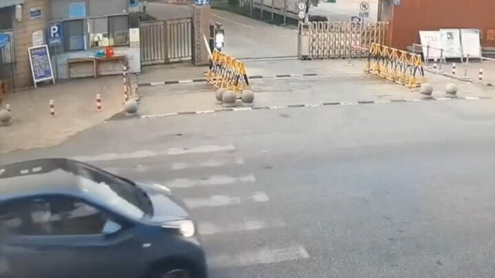 Hừ! Tôi sẽ đi mách chú cảnh sát!