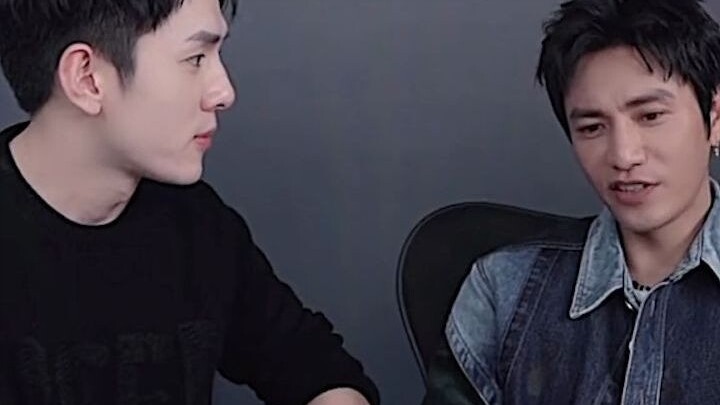 Mới phát hiện ra cuối cùng thì cô hoa khôi nhà máy còn dùng cấp dưới làm ghế ngồi! Trần Khôn bá đạo,