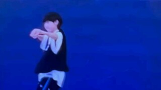 TF家族四代杨博文｜学校艺术节表演，小伙子挺受欢迎的啊～