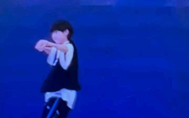 TF家族四代杨博文｜学校艺术节表演，小伙子挺受欢迎的啊～