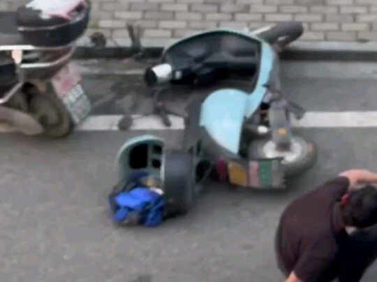 Head broken and bleeding—it's so scary!