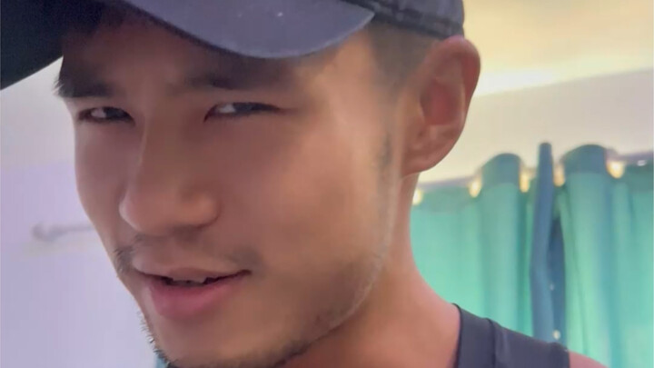 Bạn tôi cảm thấy có điều gì đó không ổn.