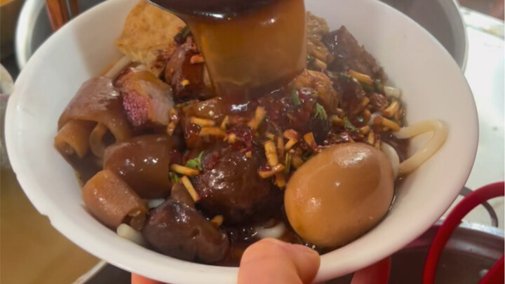 Đành ăn tạm bún thịt kho (Quý Châu)