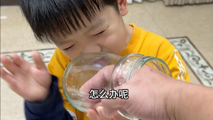 When Dad Pretends His Hand Is Stuck, the 5-Year-Old Kid...