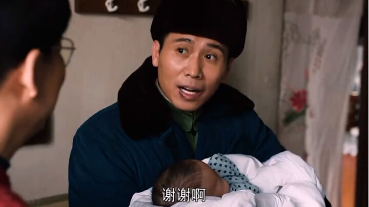 หญิงคนหนึ่งเพิ่งคลอดลูกและมีน้ำนมมากเกินไป สามีของเธอจึงมาช่วยและได้รับการพบเห็นจากเพื่อนบ้าน