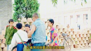 男孩上学被校外混混欺负，班里的同学得知立马霸气出头