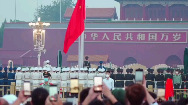 这是属于我们中国人的浪漫，凌晨天安门万人奔跑去看升国旗