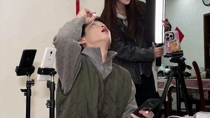 Mengarahkan drama dengan sangat baik!