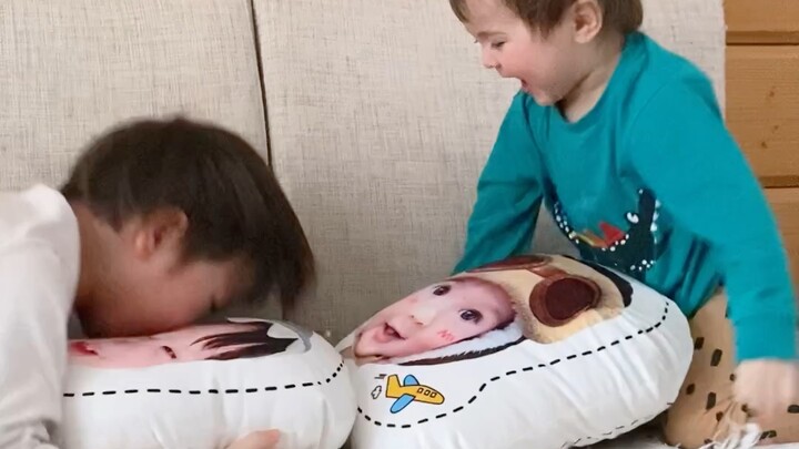 Saudara-saudara Tas Baru Aja Terima Bantal Peluk Mereka, Ngakak Keras Banget!!