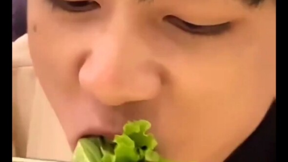 Triệu Nhất Bác ăn thịt nướng giống y như con cừu của anh ấy vậy hahaha 😂