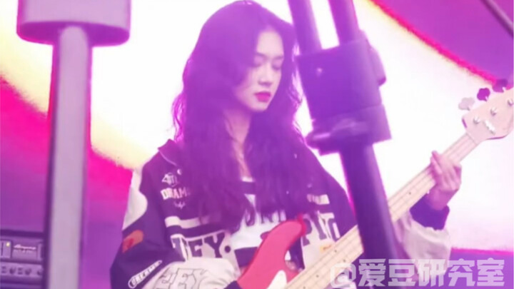 Tôi không biết nên nhìn vào thần tượng hay tay chơi bass nữa!!!