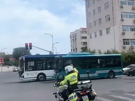 7月5日，山东济南，6岁女童被飞镖扎眼，手术后急需用药，外地车辆把药品送到济南收费站，交警化身快递侠，狂飙130km，及时把药品送到医院。