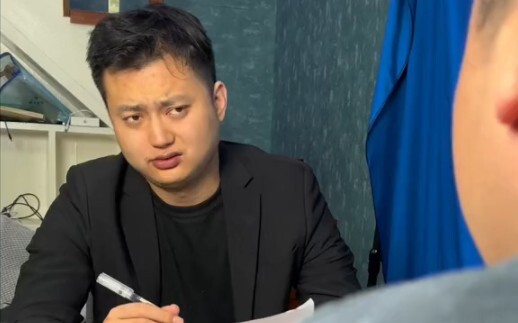 2045年，为了招一个年轻人，老板差点给跪下了
