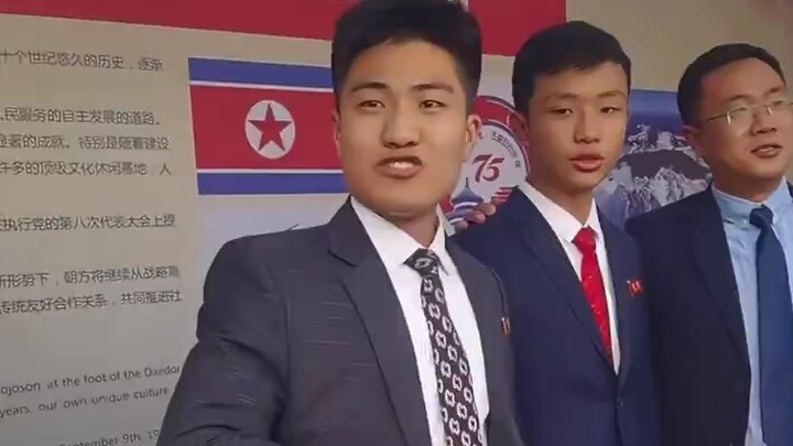 นักศึกษาเกาหลีเหนือที่กำลังศึกษาอยู่ที่มหาวิทยาลัยอู่ฮั่นร้องเพลงชาติเกาหลีเหนือ