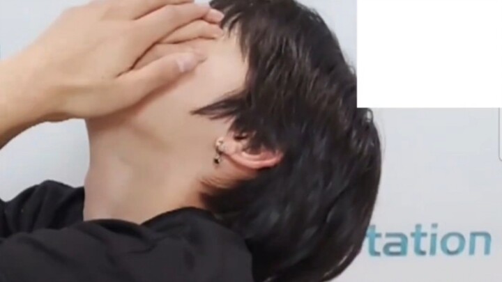 Lục Lục mắc cỡ đến mức nũng nịu lăn lộn vì nhạc chuông của fan, phản ứng đáng yêu thế này làm sao mà