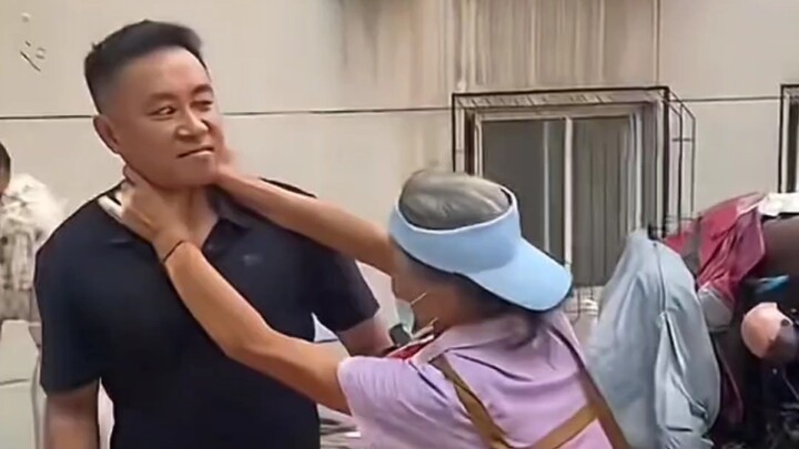 คนชรารวบรวมขยะจนเต็มทั้งหมู่บ้าน ยุง แมลง และหนูคลานเกลื่อนพื้น จนบริษัทรักษาความปลอดภัยทนไม่ไหวต้อง