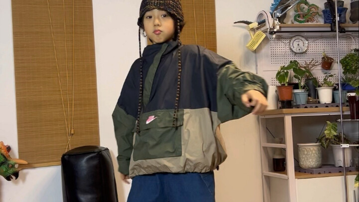 Anak yang menari dua genre ini benar-benar terlihat seperti dua kepribadian berbeda saat menari hiph