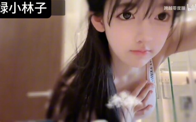 As beautiful as the moon and flowers, a natural beauty—Lvxiaolinzi