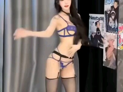 Tarian bikini Broly super biru di dalam ruangan
