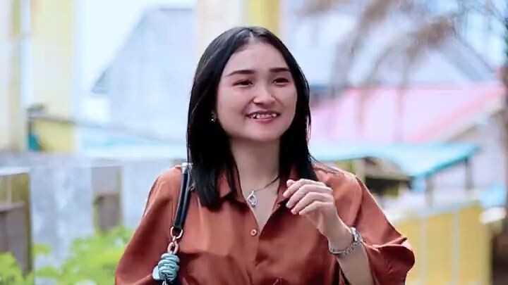 ANEH ! WANITA BEROTOT INI KOK KENCING NYA SAMBIL BERDIRI SIH !