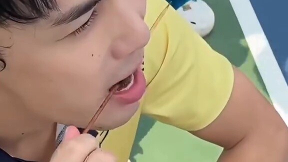 [Wu Lei] Tuổi trẻ thật tốt, tôi thậm chí còn ăn cả hamburger bốn lớp