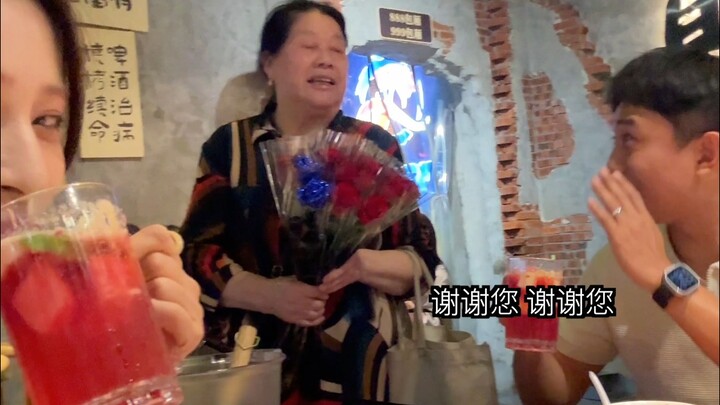 为了不买这朵花 我俩的“关系”也是逐渐混乱起来