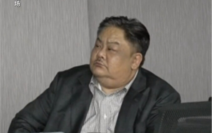 他和他演的角色一样！这一笔一划，是他从警几十年的信仰，也是他绝不放弃的坚守