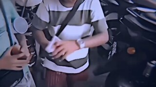 Đứa trẻ: “Em có nhìn rõ tay anh không, em trai?”