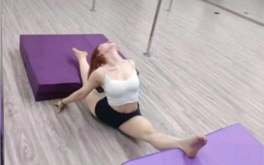 พนักงานเสิร์ฟคนหนึ่งยังสามารถพลิกชีวิตกลายเป็นครูสอนเต้นที่ใครๆ ก็อิจฉา แล้วคุณยังคงสงสัยจนถอนตัวไม่