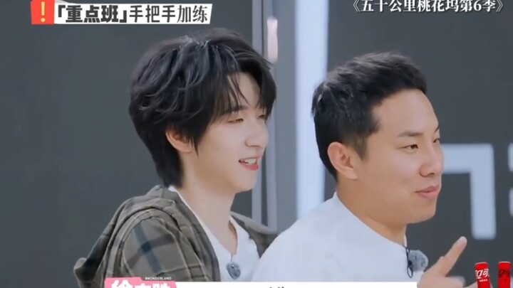 He Junlin taught Xu Zhisheng how to dance and he just straight-up knelt down.
