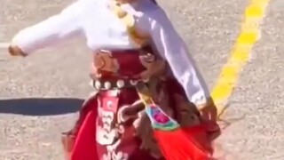 Tarian yang dibawakan oleh anak-anak Tibet merupakan tarian khas etnis minoritas.