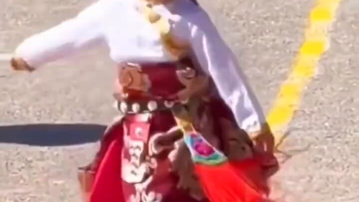 The dance performed by Tibetan children has a unique style and charm that is unique to ethnic minori